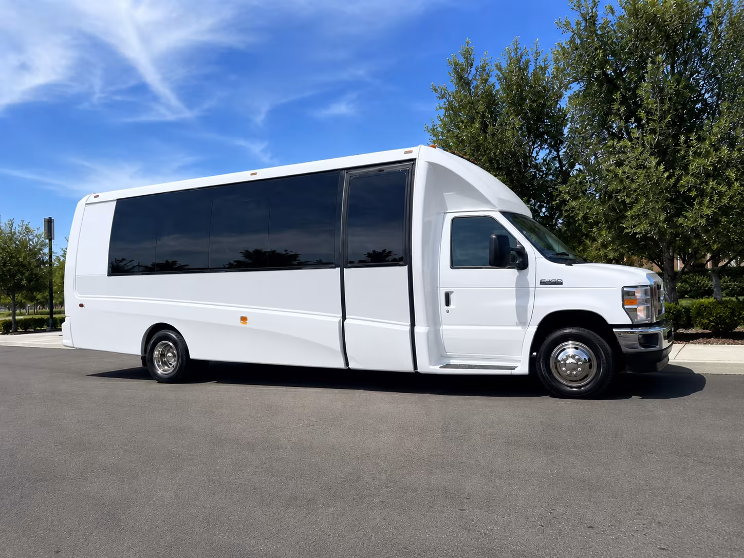 corporate airport transfer buses between everett and sea tac