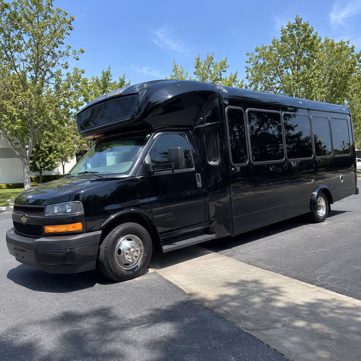 everett 15 passenger party bus