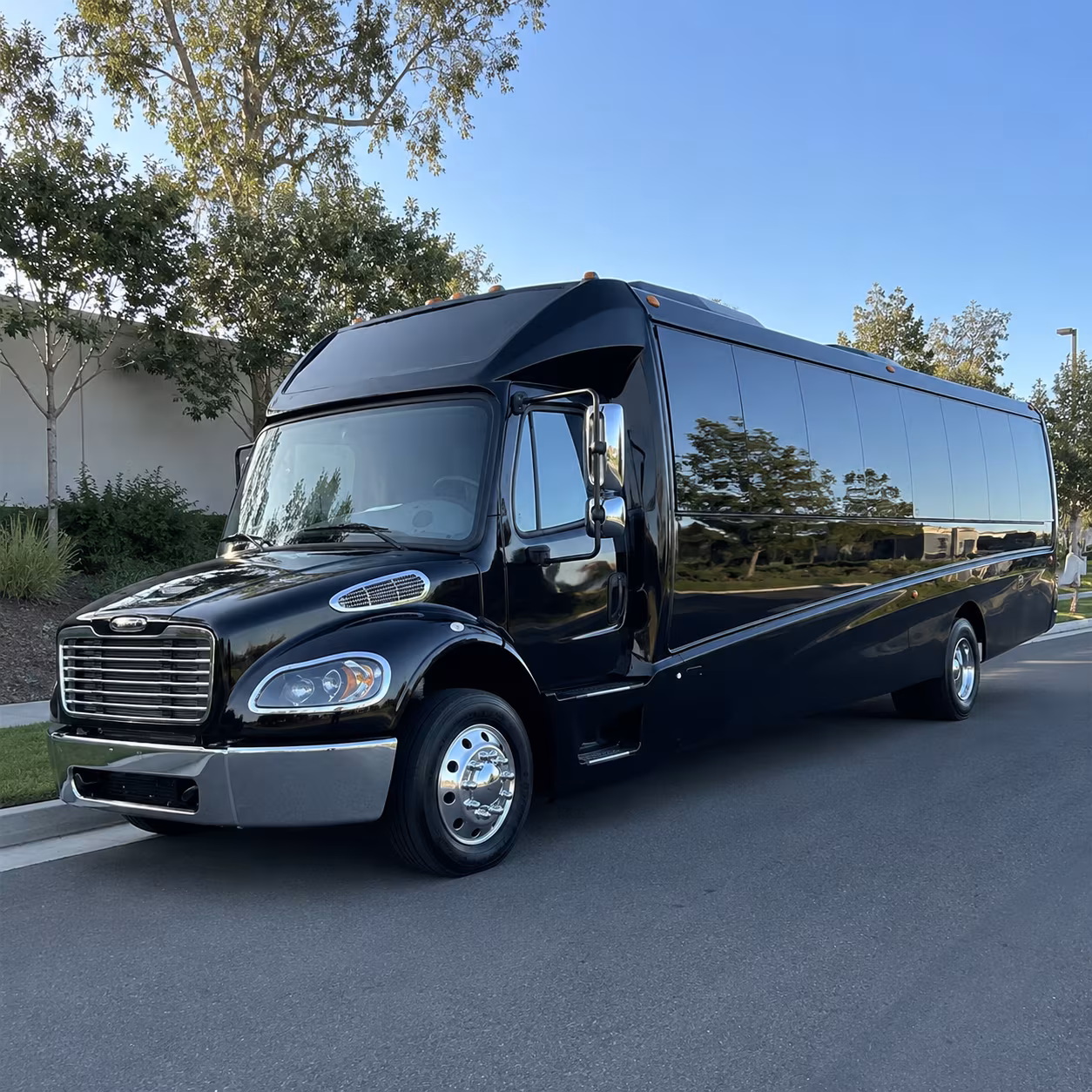 everett 28 passenger minibus