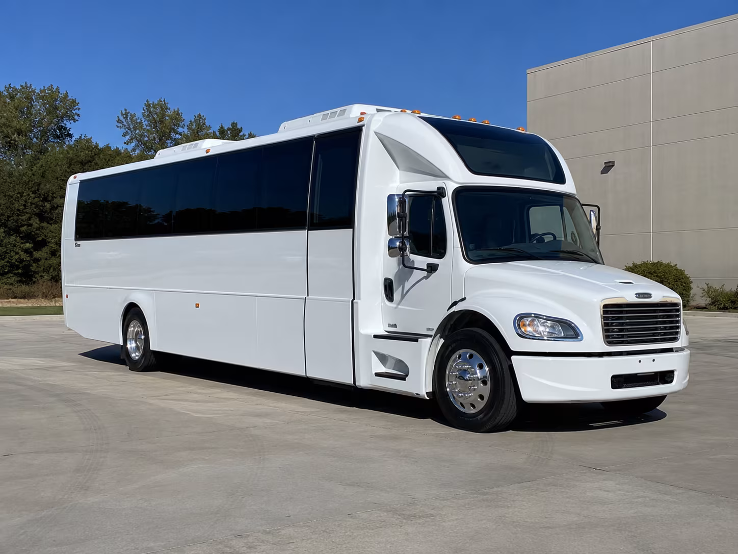 everett 28 passenger party bus