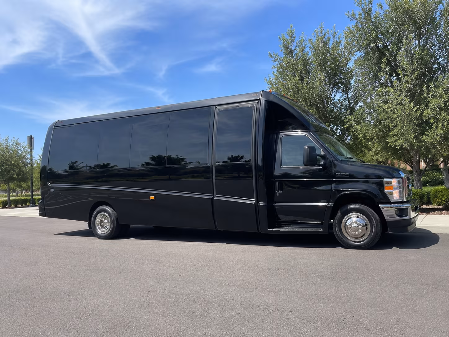 everett concert bus rentals for large groups and corporate outings